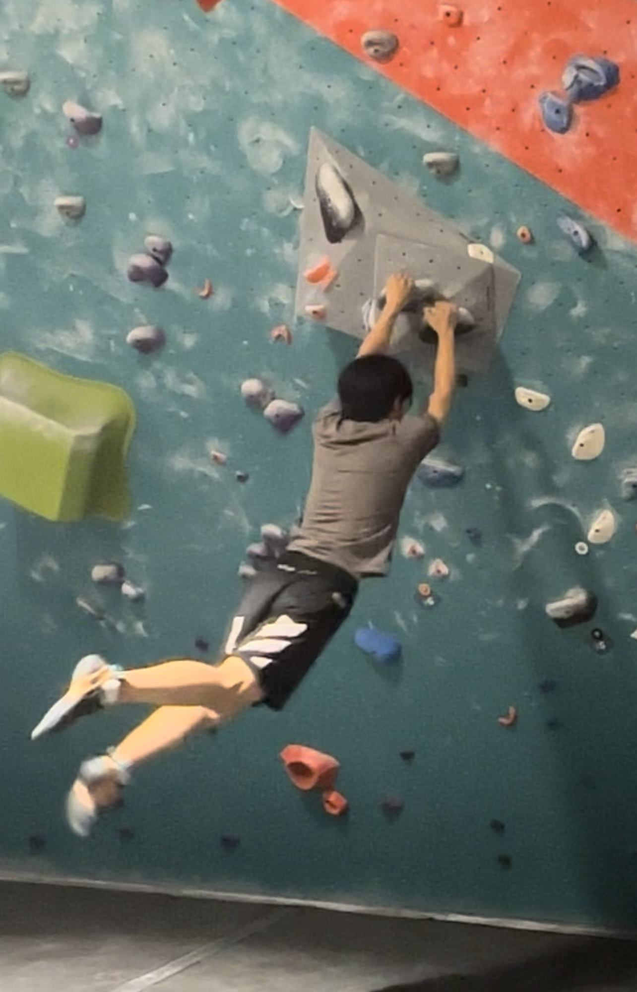 Yuqi on the climbing wall