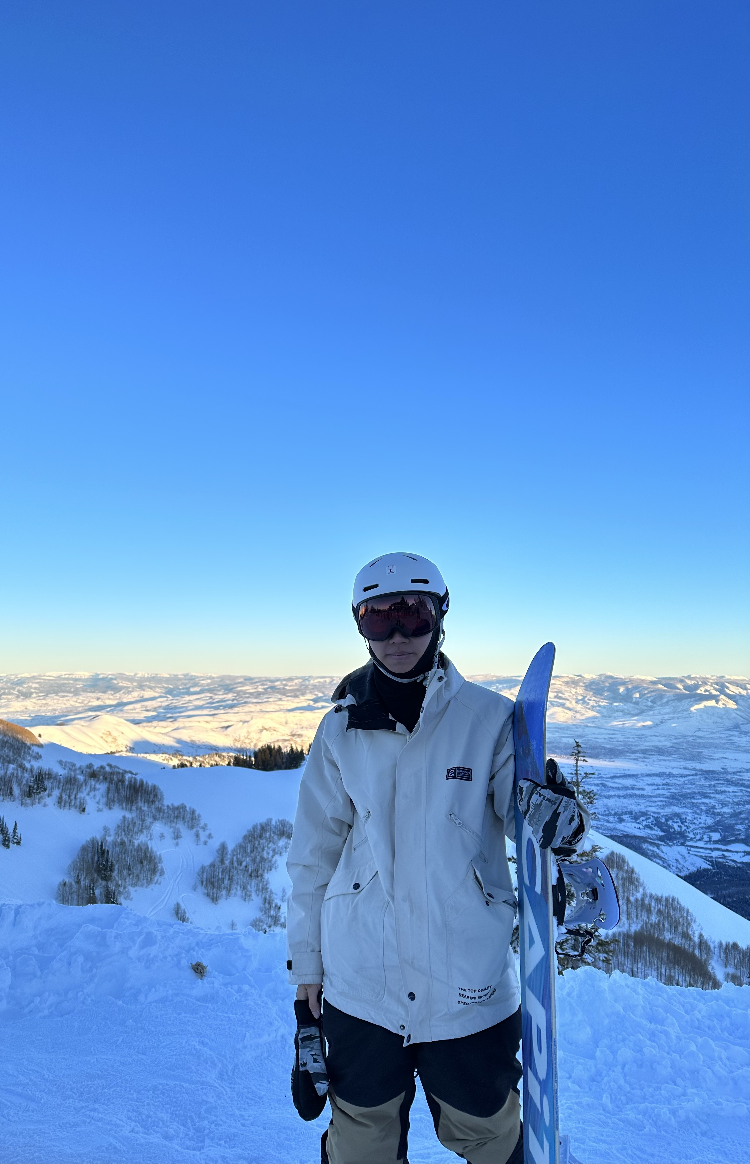 Yuqi with his snowboard on the mountain